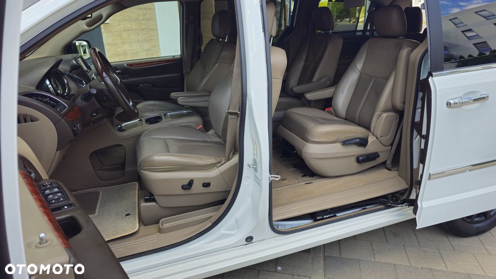 Chrysler Town & Country 3.6 Limited - 17