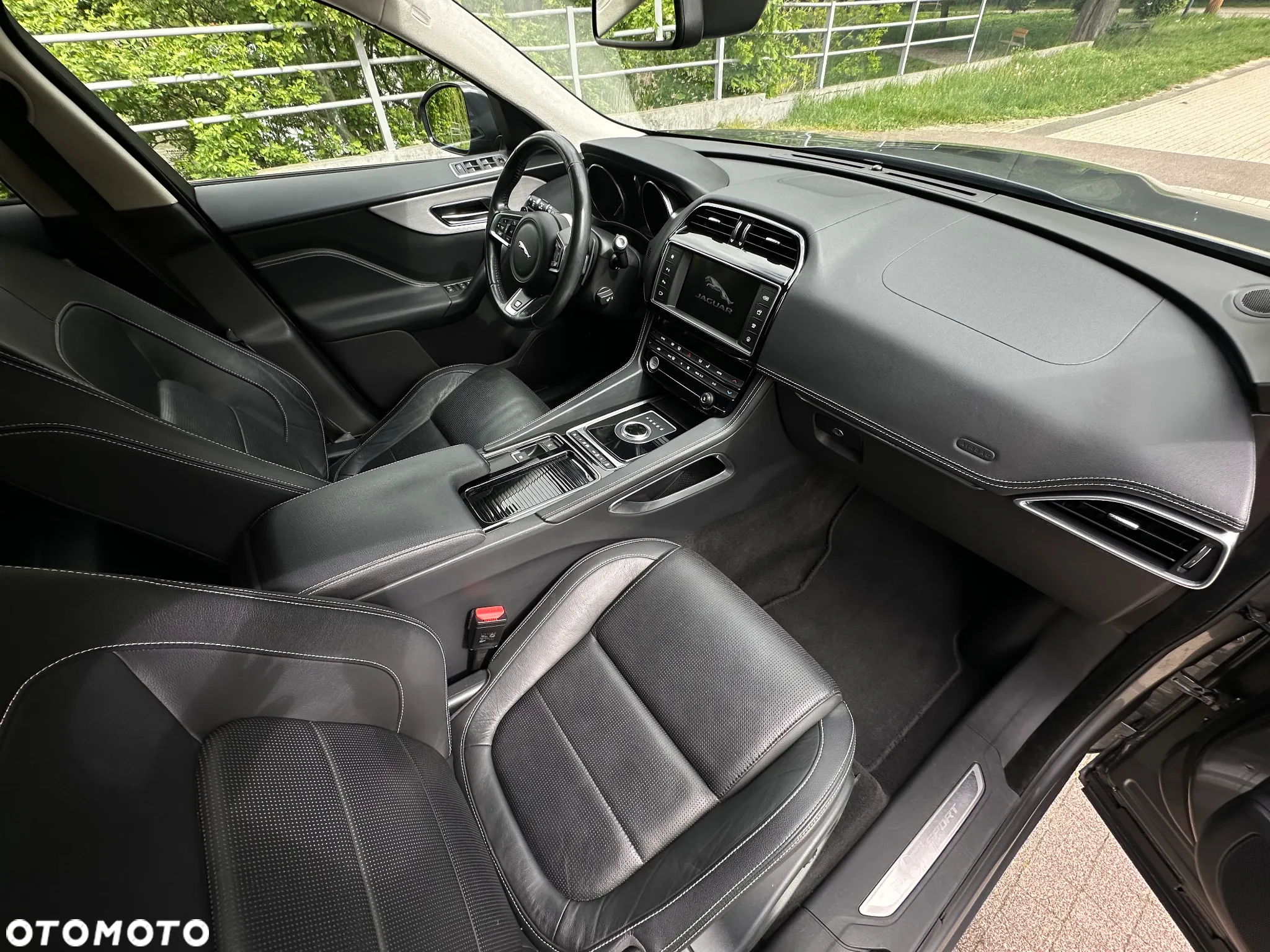 Jaguar F-Pace D200 AWD R-Dynamic HSE 90th Anniversary Edition - 8