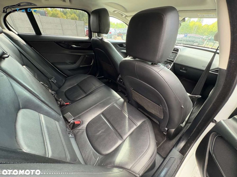 Jaguar XE 2.0 D180 R-Dynamic SE - 24