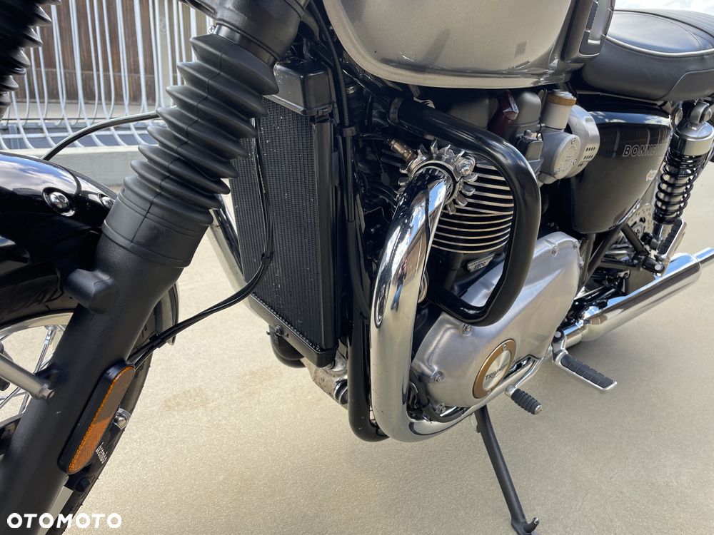 Triumph Bonneville - 8