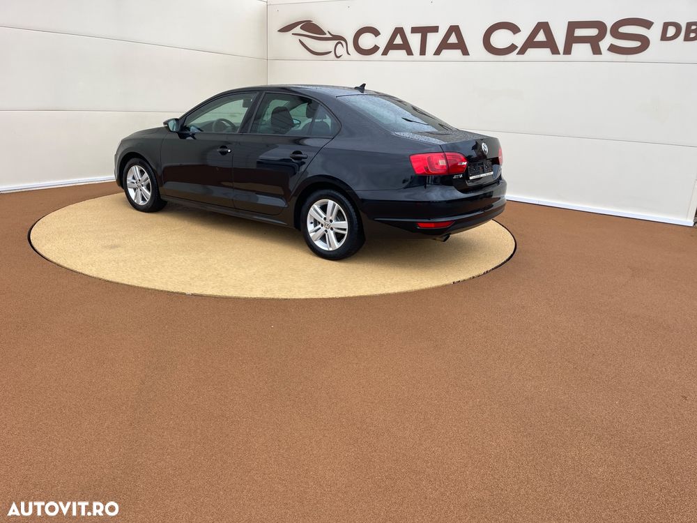 Volkswagen Jetta 1.6 TDI DSG Comfortline - 10