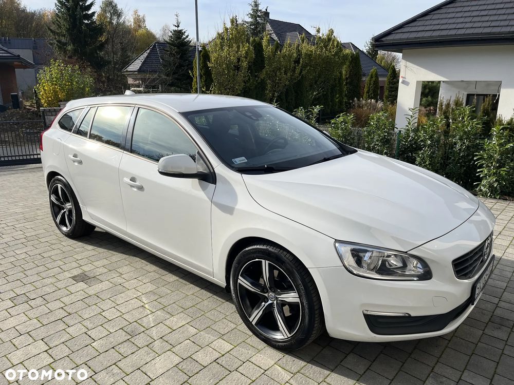 Volvo V60 T3 Drive-E Dynamic Edition (Kinetic) - 1
