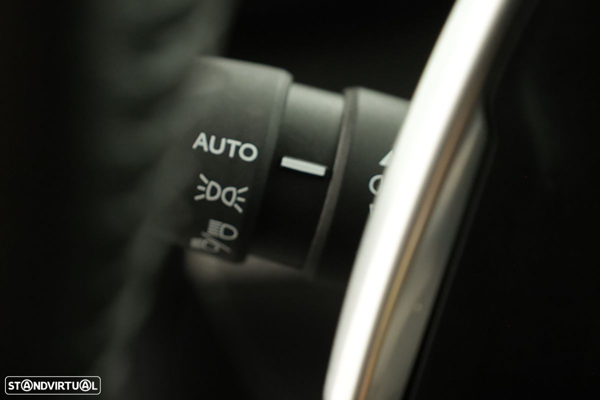 Peugeot 2008 1.2 PureTech Allure EAT8 - 17