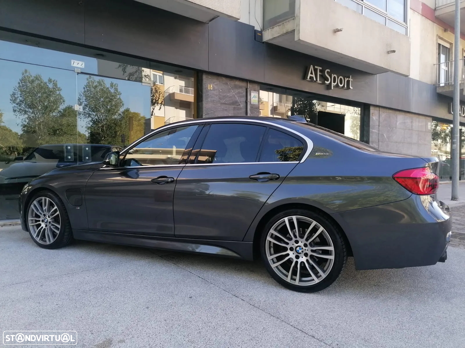 BMW 330 e iPerformance Pack M - 26