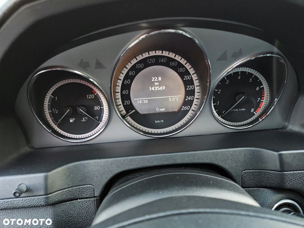 Mercedes-Benz Klasa C 180 CGI BlueEFFICIENCY Avantgarde - 6