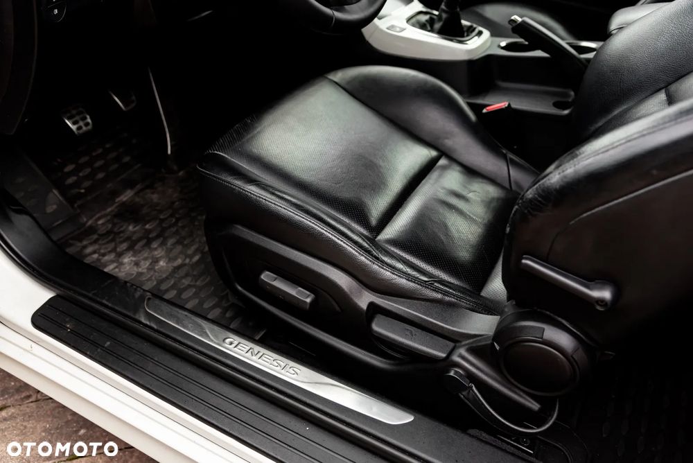 Hyundai Genesis Coupe 2.0 T - 17
