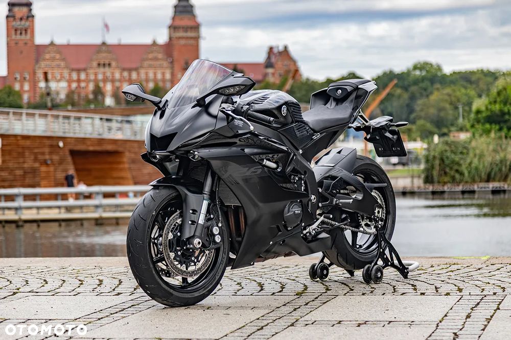 Yamaha R6 - 6