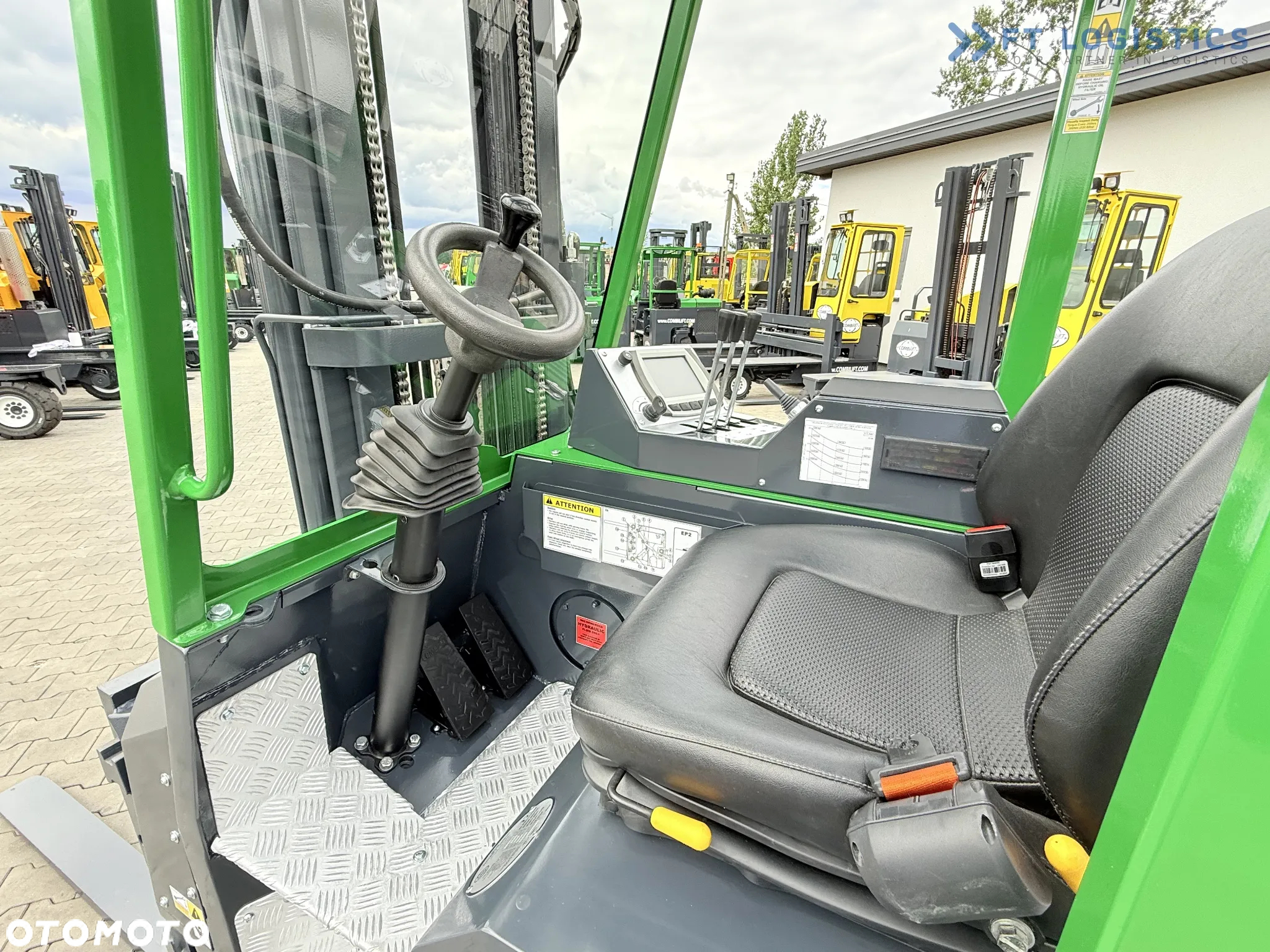 Combilift CBE2500 / TRIPLEX / 5500MM / WOLNY SKOK / NAPĘD ELEKTRYCZNY / JEDYNIE 2300MTH / POZYCJONER / PRZESUW BOCZNY / NOWE OPONY / JAK NOWY / Szeroka oferta wózków czterokierunkowych i bocznych, dopasowanych do różnorodnych potrzeb i zastosowań. - 17