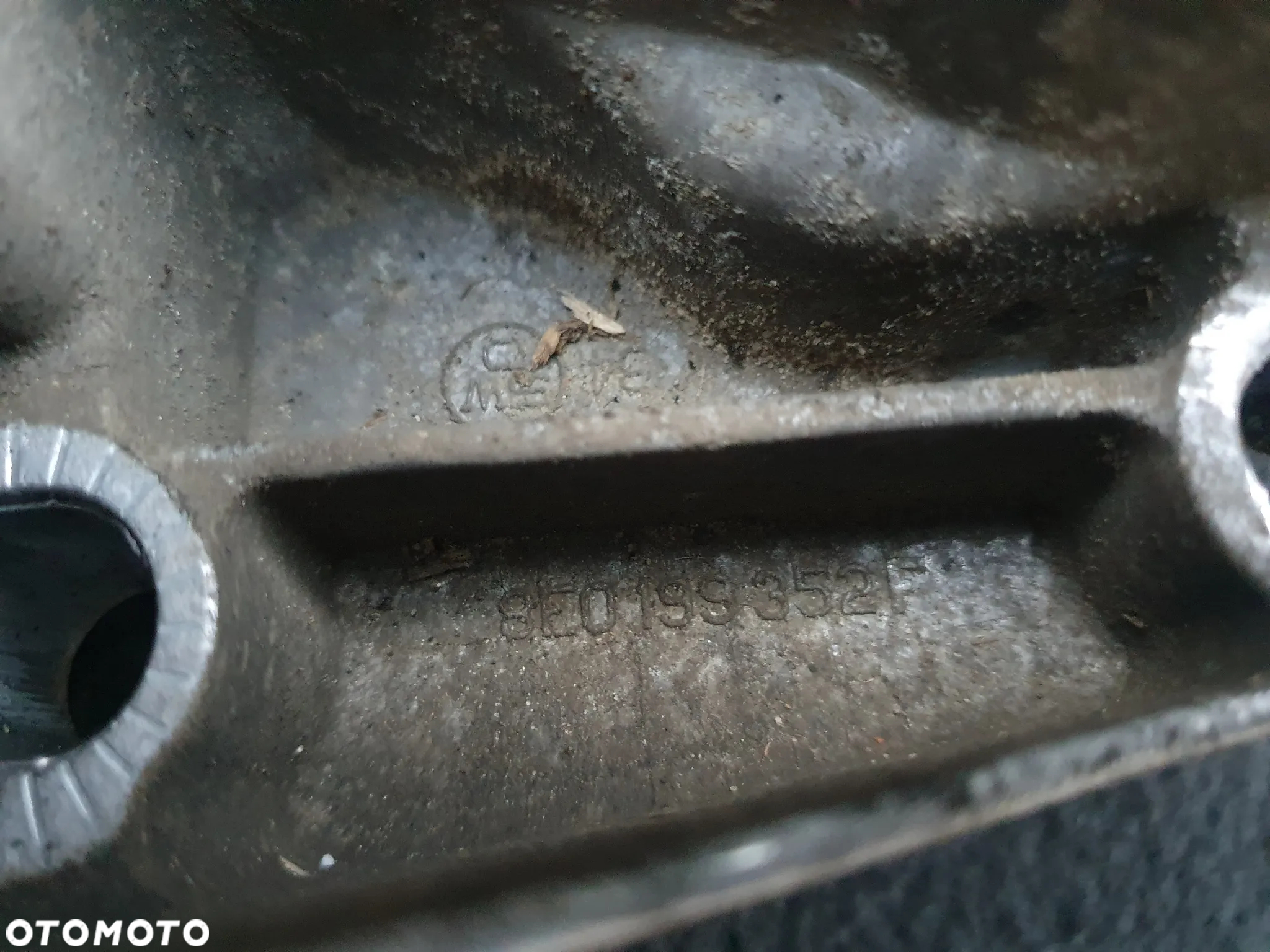 VW PASSAT B5 FL EXEO A4 ŁAPA PODUSZKA SILNIKA WSPORNIK PRAWA 8E0199352F POSIADAM 2 SZT - 2