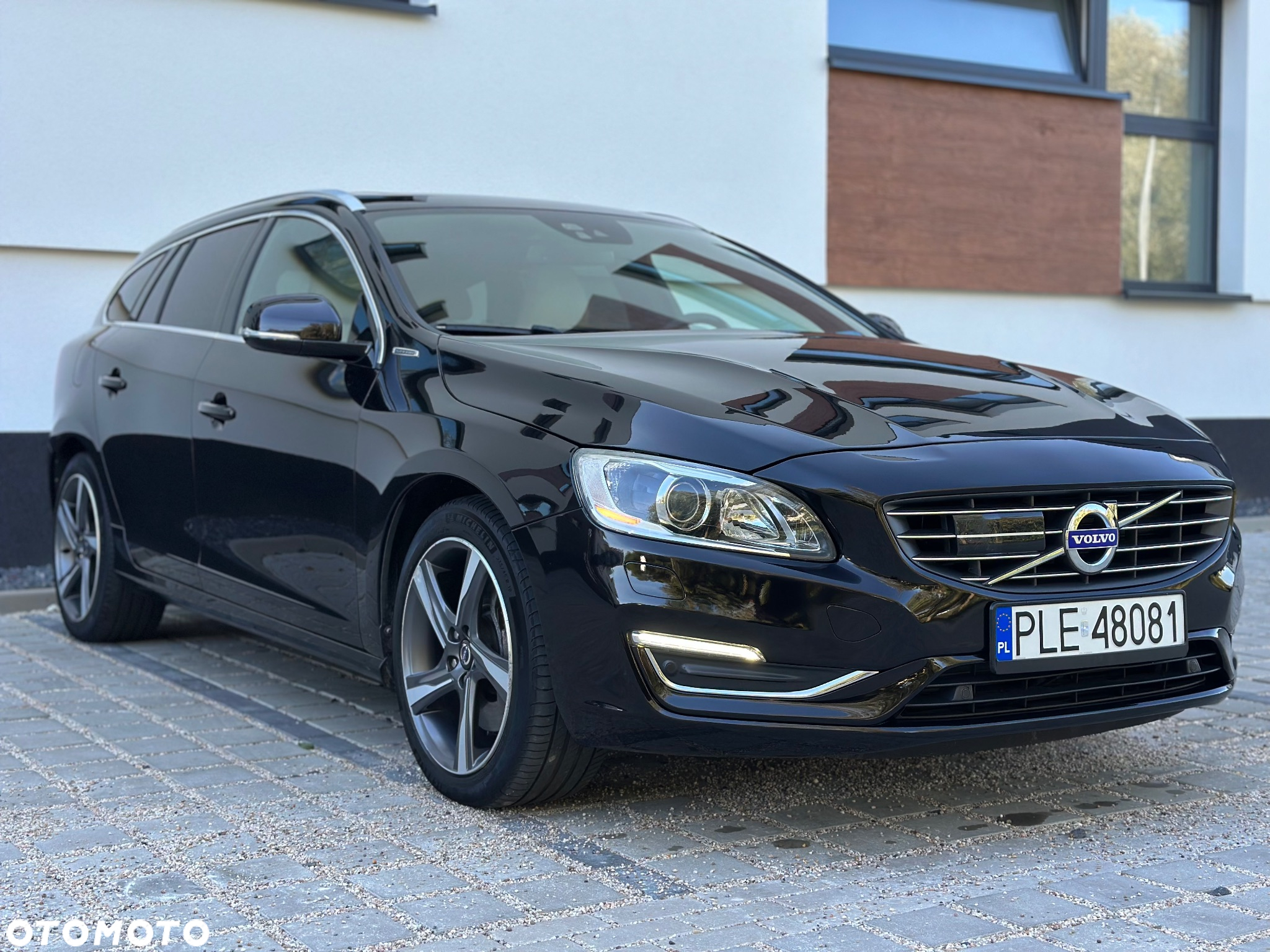 Volvo V60 D6 AWD Plug-in Hybrid Momentum - 4