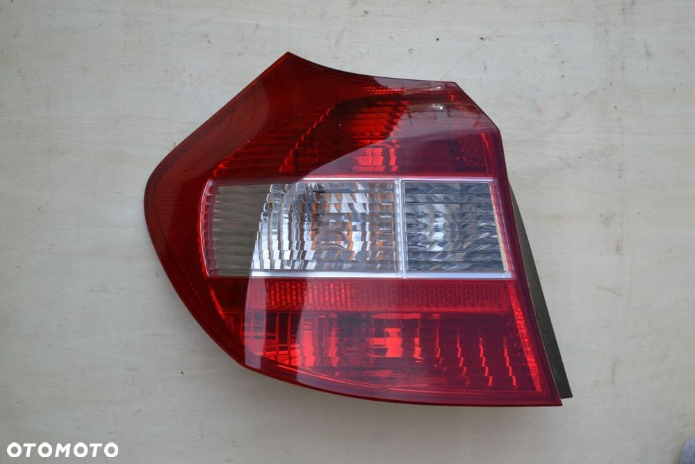 BMW E81 E87 LAMPA TYŁ TYLNA LEWA KOMPLETNA Z WKŁADEM - 1