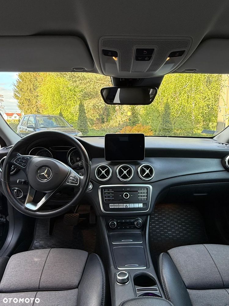 Mercedes-Benz GLA 200 7G-DCT - 11