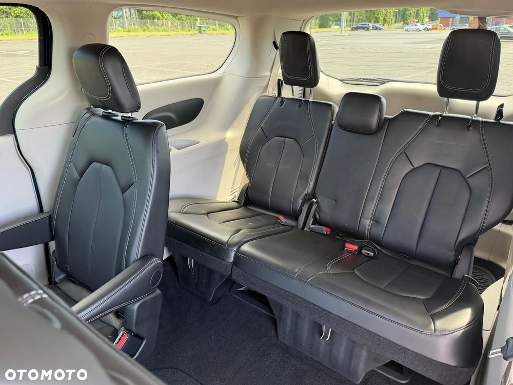 Chrysler Pacifica - 12