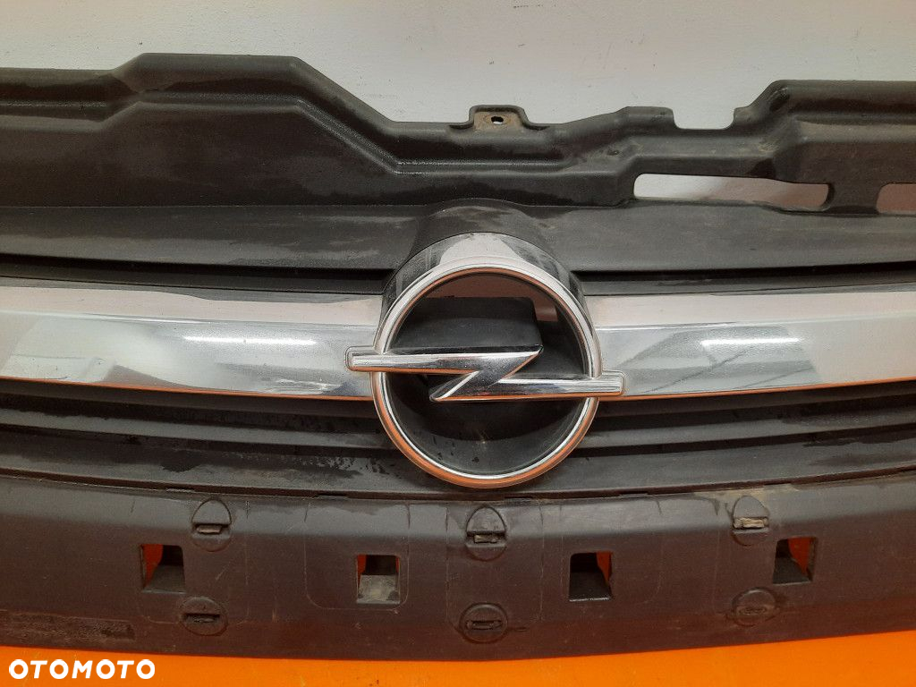 OPEL CORSA-C ATRAPA / GRILL 13120824 Z20U - 3