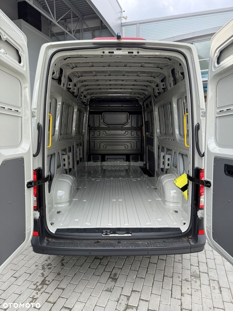 Volkswagen Crafter 35 Furgon z wysokim dachem silnik: 2,0 l EU6 SCR 177 KM / skrzynia biegów: Przedni napęd manualna 6-biegowa rozstaw osi: 4490 mm - 14