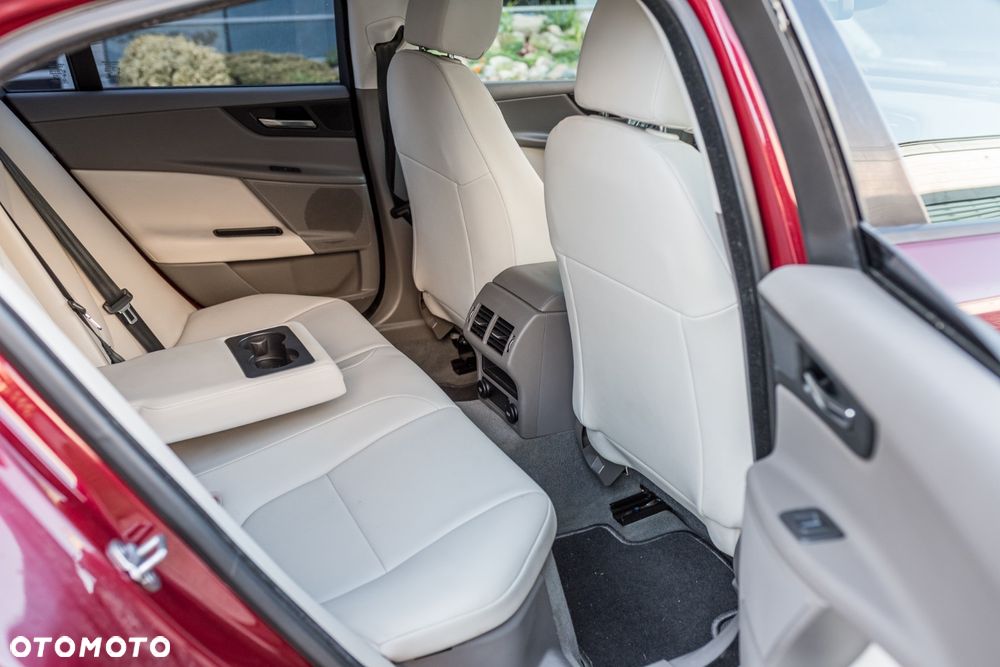 Jaguar XE 2.0 T Prestige - 26