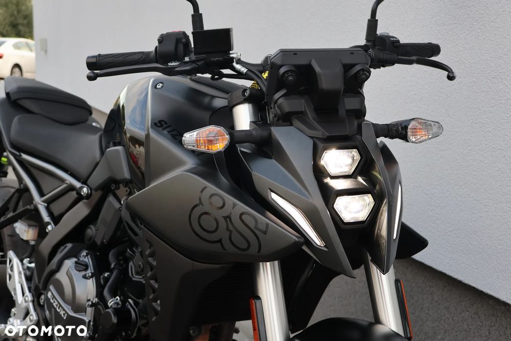 Suzuki GSX - 21