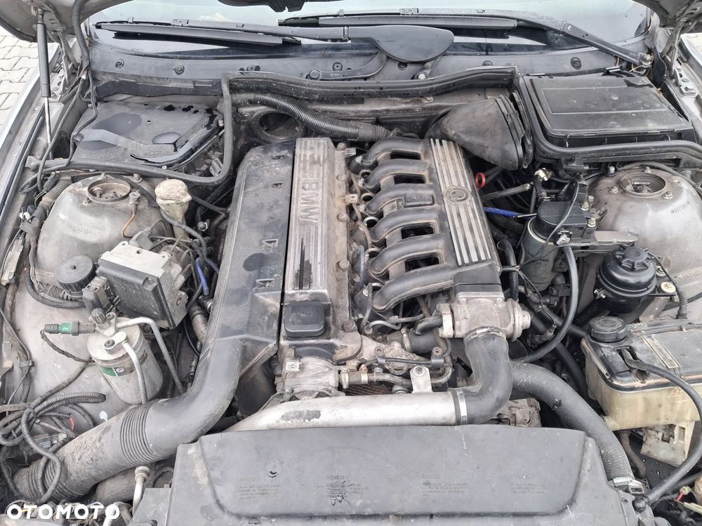 BMW 5 E39 silnik 2.5 TDS M51D25 143 KM skrzynia biegów 23001434452  S5D 2602 dyfer dyferencjał 33101428489  2,64 drzwi klapa maska zderzak błotnik Orientblau Metallic 317 alternator wtrysk przepustnica przepływomierz turbina alternator maglownica pompa wspomagania sprężarka klimatyzacji wentylator sterownik stacyjka moduł silniczek panel przewód wiązka radio konsola wyświetlacz tunel fotel fotele tapicerka skórzana skóra boczek podłokietnik szyba zwrotnica EGR chłodnica pas wzmocnienie lusterko lampa reflektor tłumik wydech halogen hak holowniczy klamka belka sanki mcperson amortyzator sprężyna felga zwrotnica blenda mikrostyk kierownica mechanizm zamek zacisk hamulcowy jarzmo klamka włącznik schowek lewarek wybierak osłona łapa poduszka zbiorniczek rura manetki kolektor pompa ABS NA CZĘŚCI wszystkie części - 19