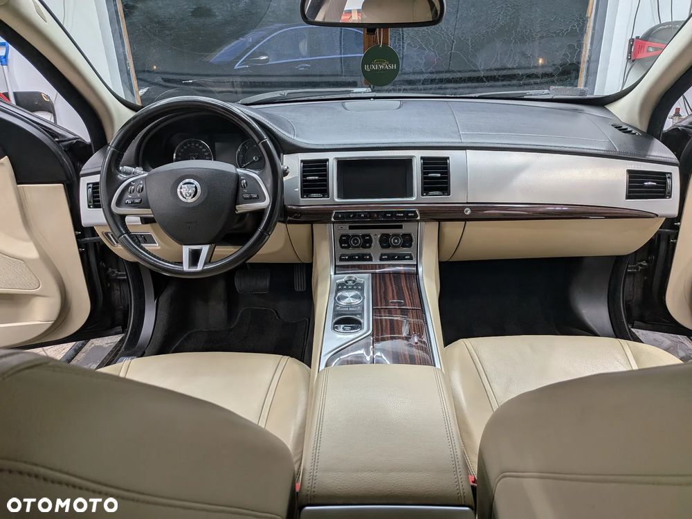 Jaguar XF 2.2 D Portfolio - 22