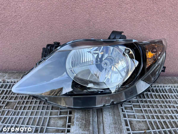 Lampa przednia SEAT IBIZA IV LEWA CZARNA EUROPA ORYGINALNA VALEO