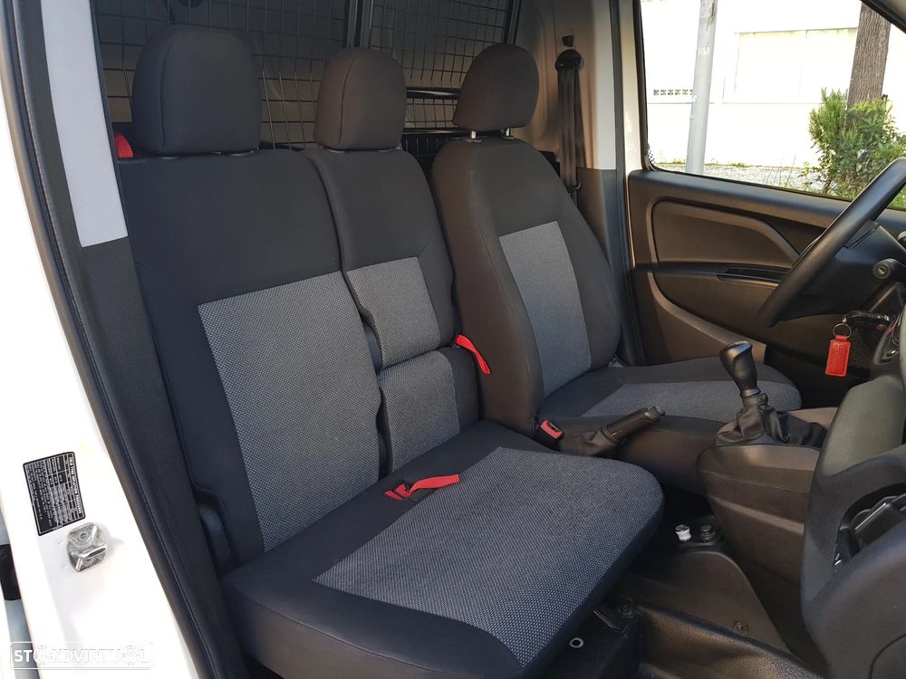 Fiat Doblo 3 Lugares - 38