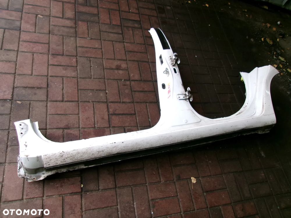 PRÓG SŁUPEK Z PROGIEM TOYOTA YARIS III  11-22 - 2