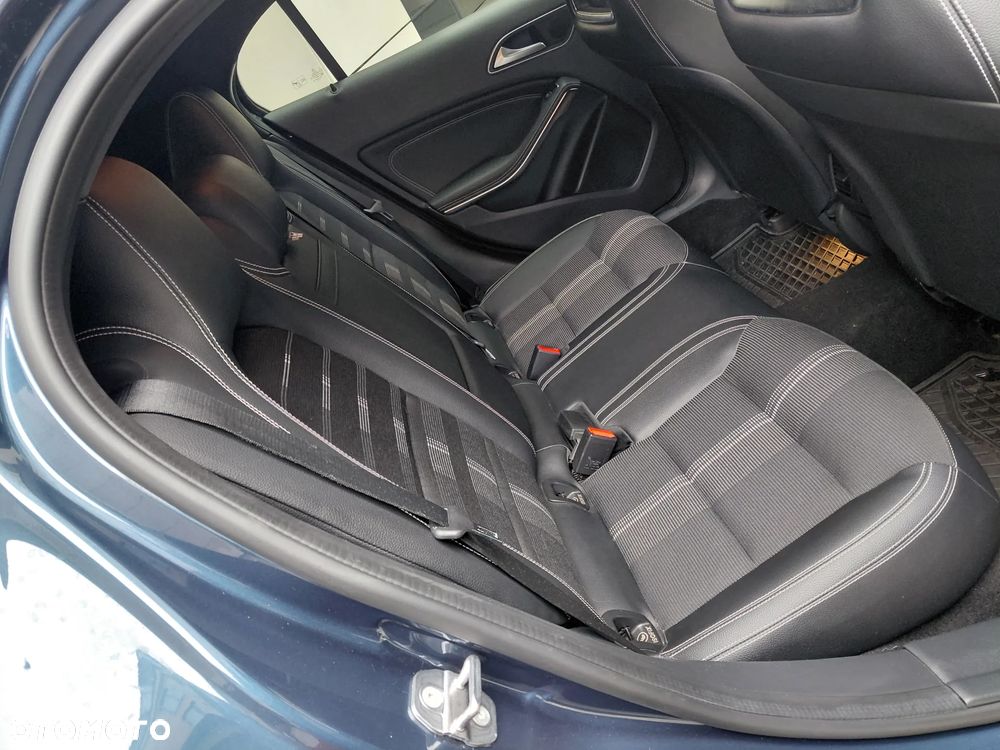 Mercedes-Benz GLA 200 7G-DCT Urban - 34