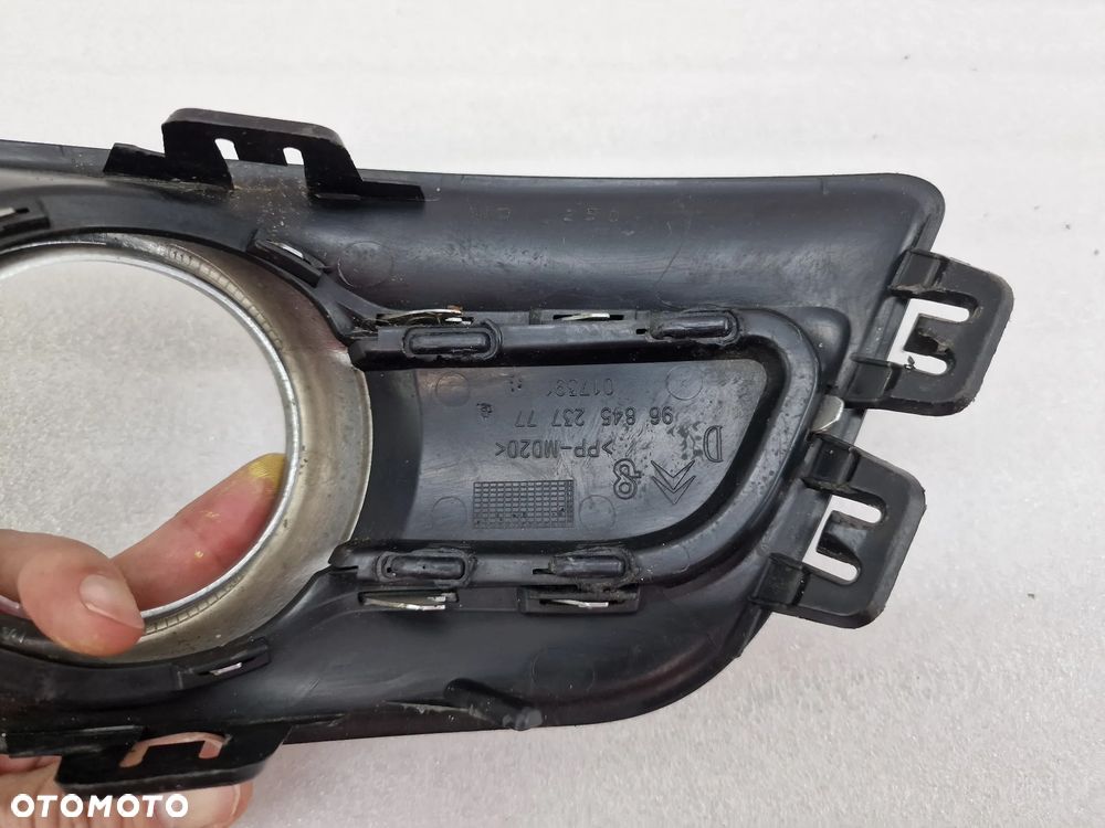 CITROEN C4 I LIFT 07- PRAWA KRATKA BOCZNA ZDERZAKA PRZEDNIEGO PRZÓD CHROM , NR 9684523777 , NR AUKCJI D/18 - 5
