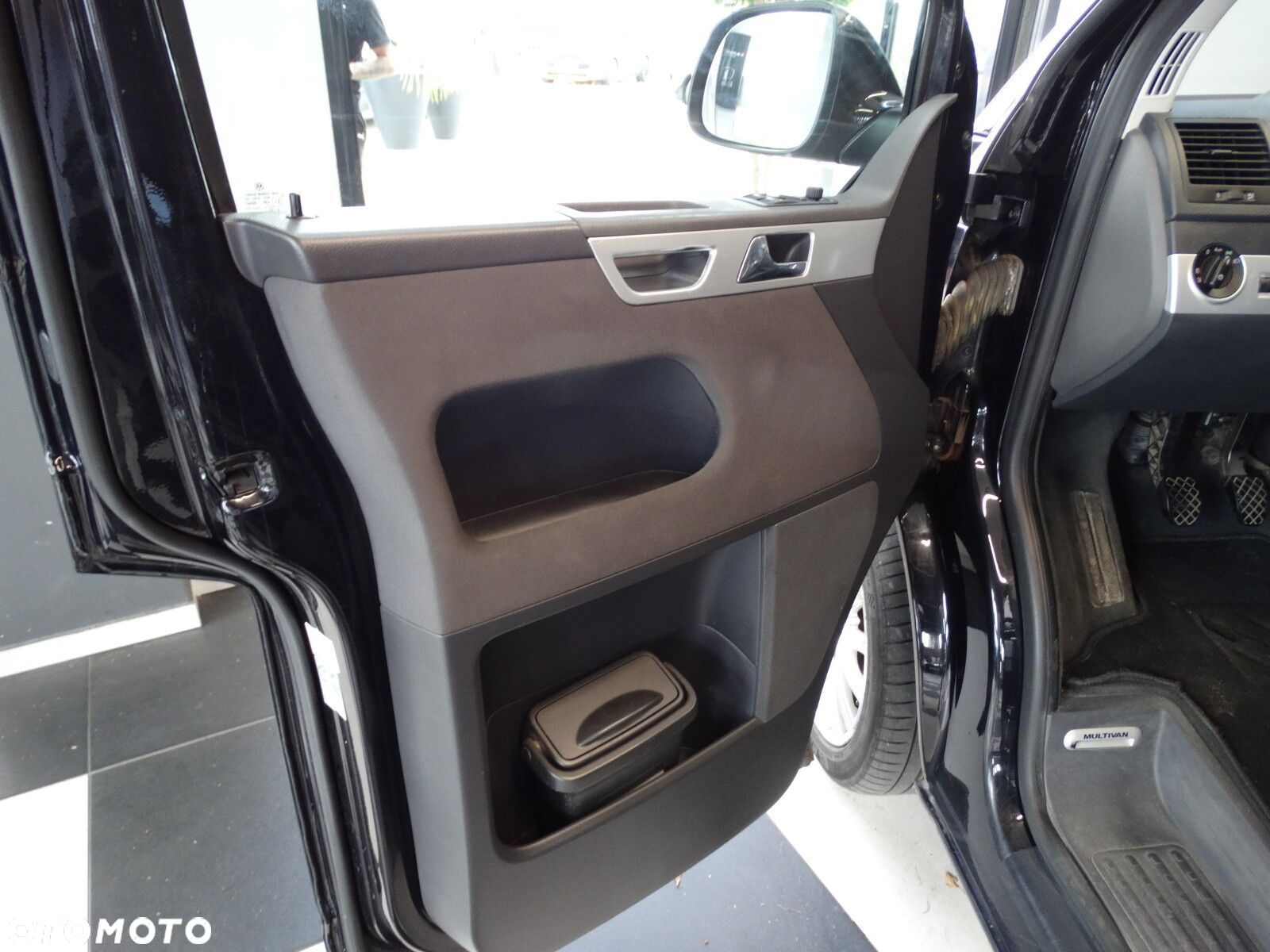 Volkswagen Multivan - 12