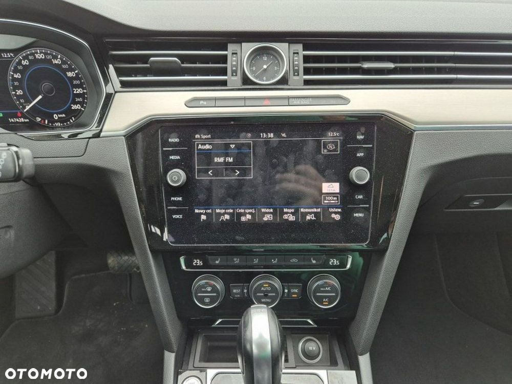 Volkswagen Passat - 11