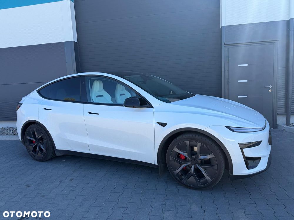 Tesla Model Y - 3