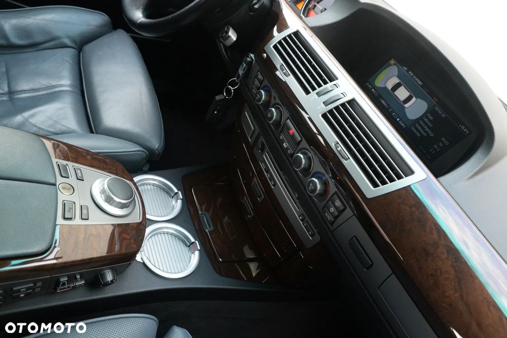 BMW Seria 7 750Li - 34