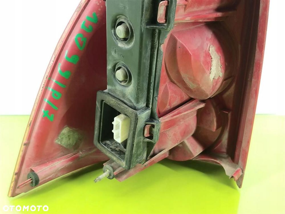 Lampa prawa tylna tył Peugeot 307  I 2001-2008 VALEO 5 DRZWI - 2