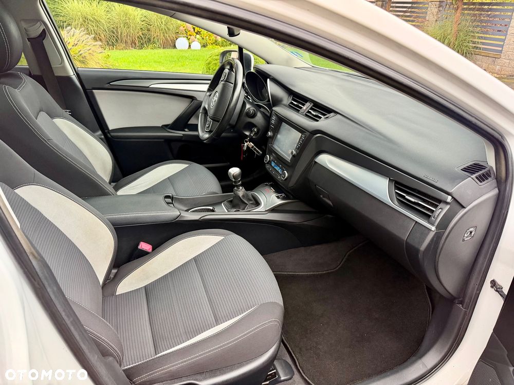 Toyota Avensis Touring Sports 1.8 Executive - 28