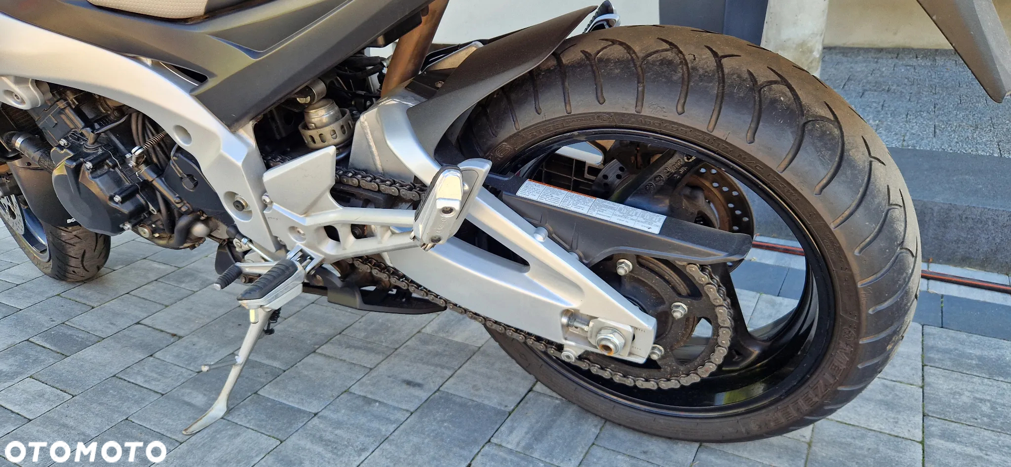 Suzuki GSR - 11