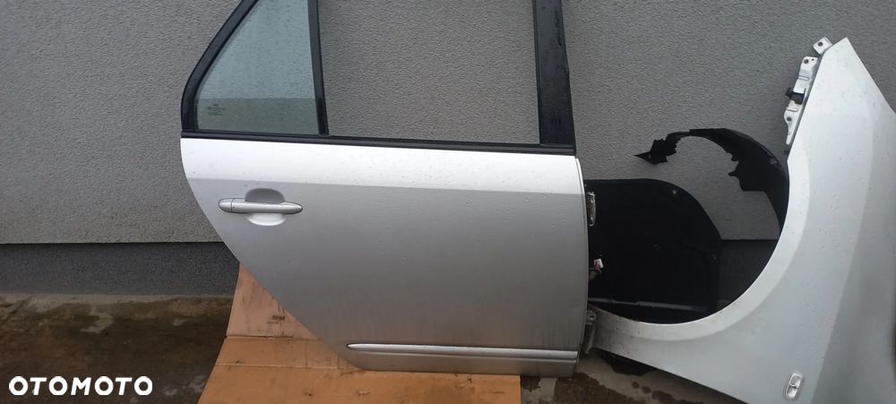 kia carens III 3 06-1 2 7Sdrzwi klapa  ZDERZAK poznań - 3