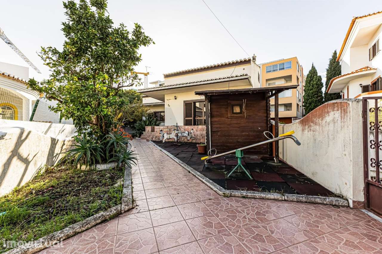 Moradia enorme com 3 entradas independentes em zona calma na cidade de - Grande imagem: 2/49