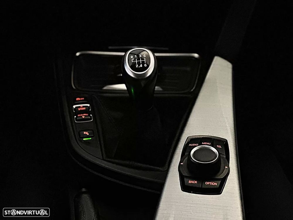 BMW 318 d Line Sport - 32