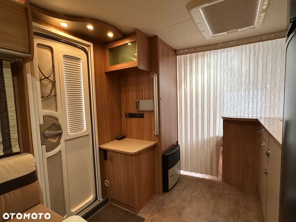 Burstner AVERSO 465 TS FIFTY z napędem i markizą pompowaną. - 17