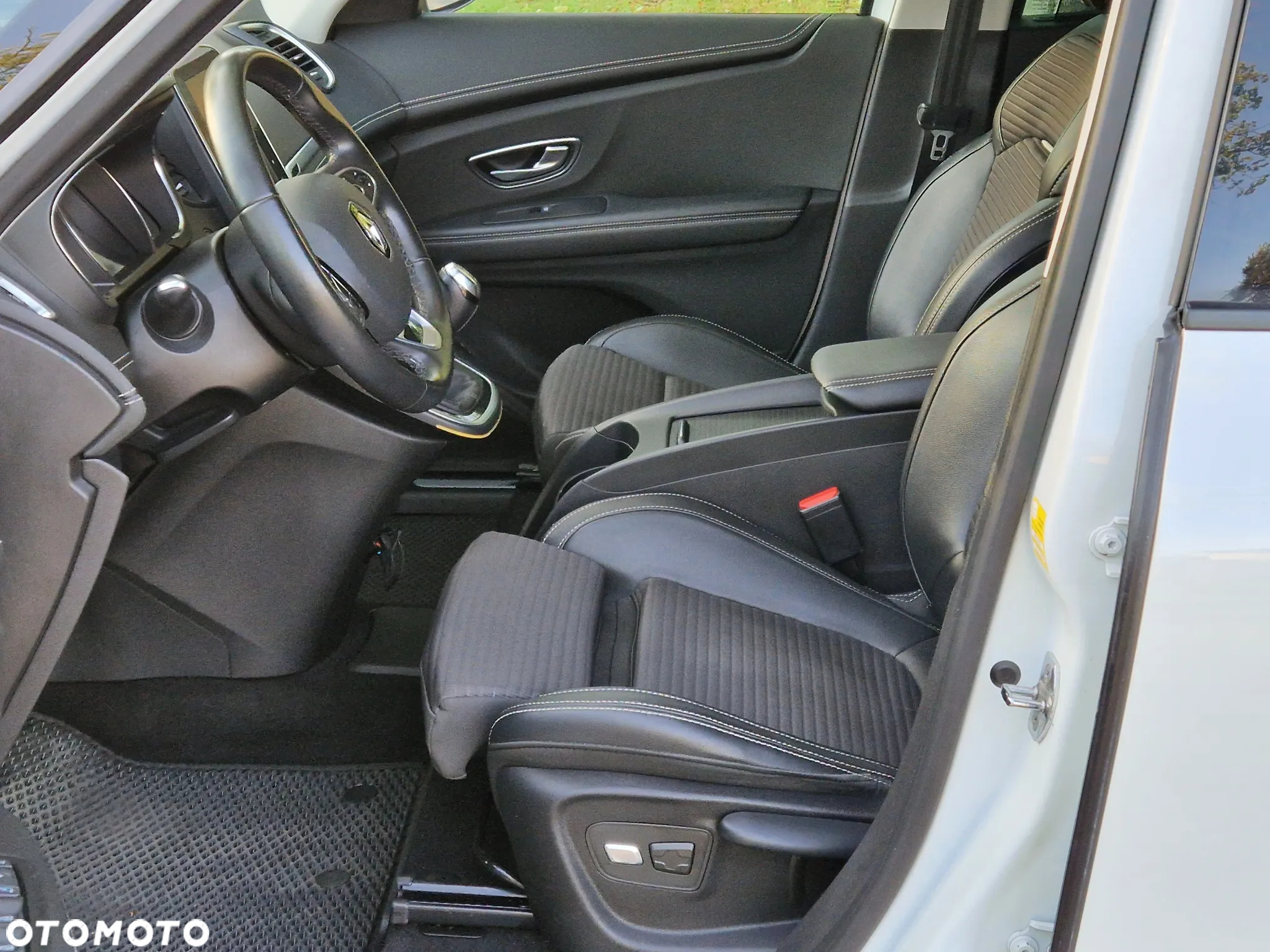 Renault Grand Scenic ENERGY TCe 130 BOSE EDITION - 21