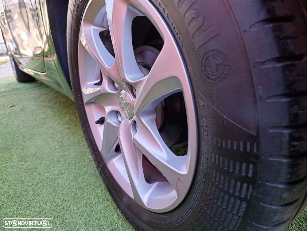 Peugeot 208 1.2 PureTech Allure - 13