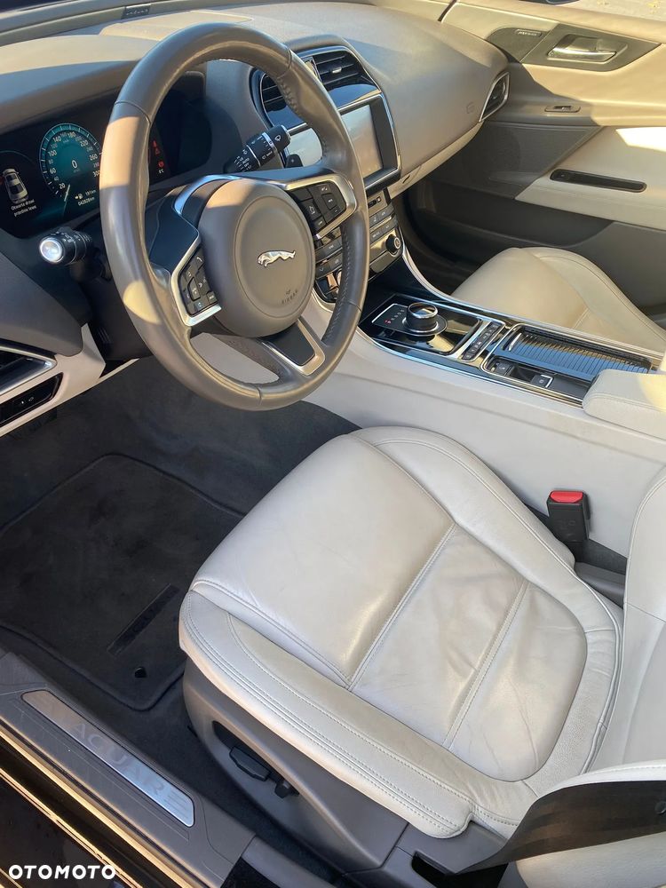 Jaguar XE 2.0 T Prestige - 21