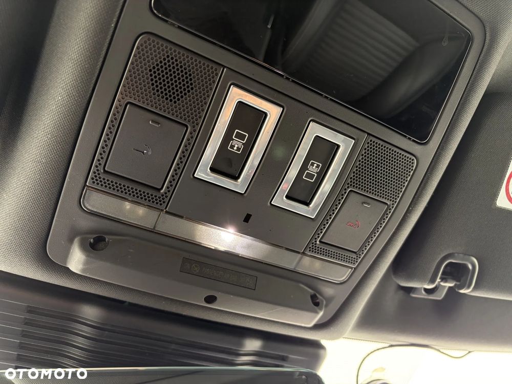 Land Rover Discovery 2.0 P300 R-Dynamic SE - 27