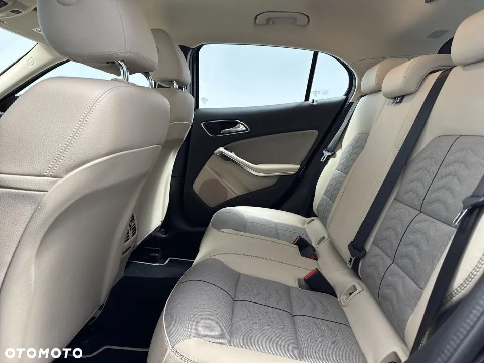 Mercedes-Benz GLA 200 7G-DCT - 19