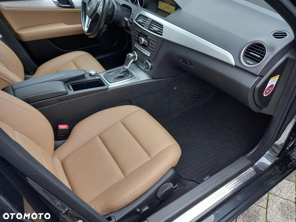 Mercedes-Benz Klasa C 250 CGI Automatik BlueEFFICIENCY Avantgarde - 24