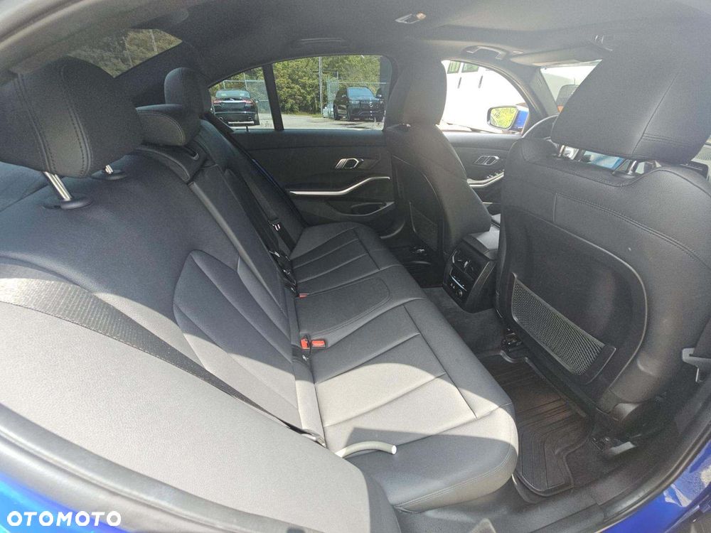 BMW Seria 3 330i M Sport - 8