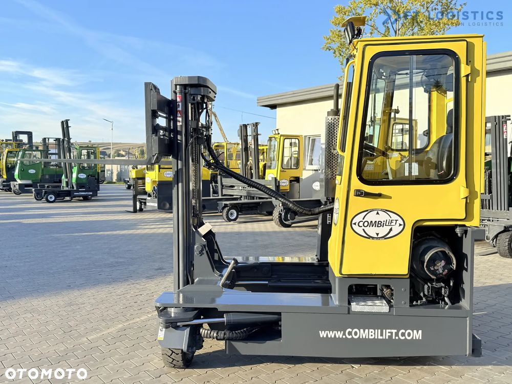 Combilift WÓZEK CZTEROKIERUNKOWY - WIELOKIERUNKOWY / C3000 / GAS / TRIPLEX 4900MM / WOLNY SKOK / POZYCJONER WIDEŁ / PEŁNA KABINA / STAN IDEALNY / Szeroka oferta wózków czterokierunkowych i bocznych, dopasowanych do różnorodnych potrzeb i zastosowań - 24