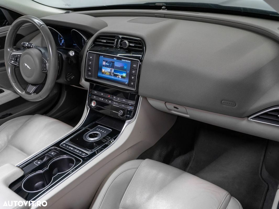 Jaguar XE - 13