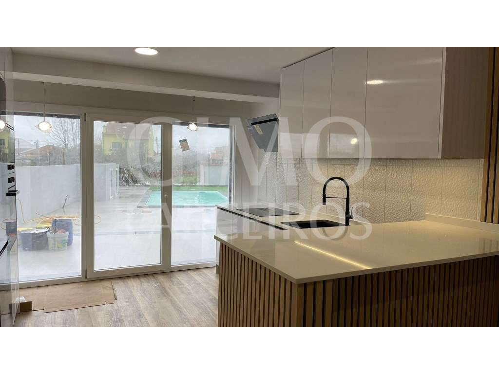 Moradia T3 com Piscina Próximo à Praia da Barra - Viva com Conforto... - Grande imagem: 2/17