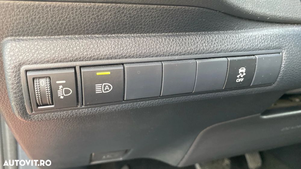 Toyota Corolla 1.8 HSD Business - 12